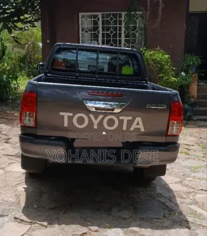 Toyota Hilux 2021 Maroon