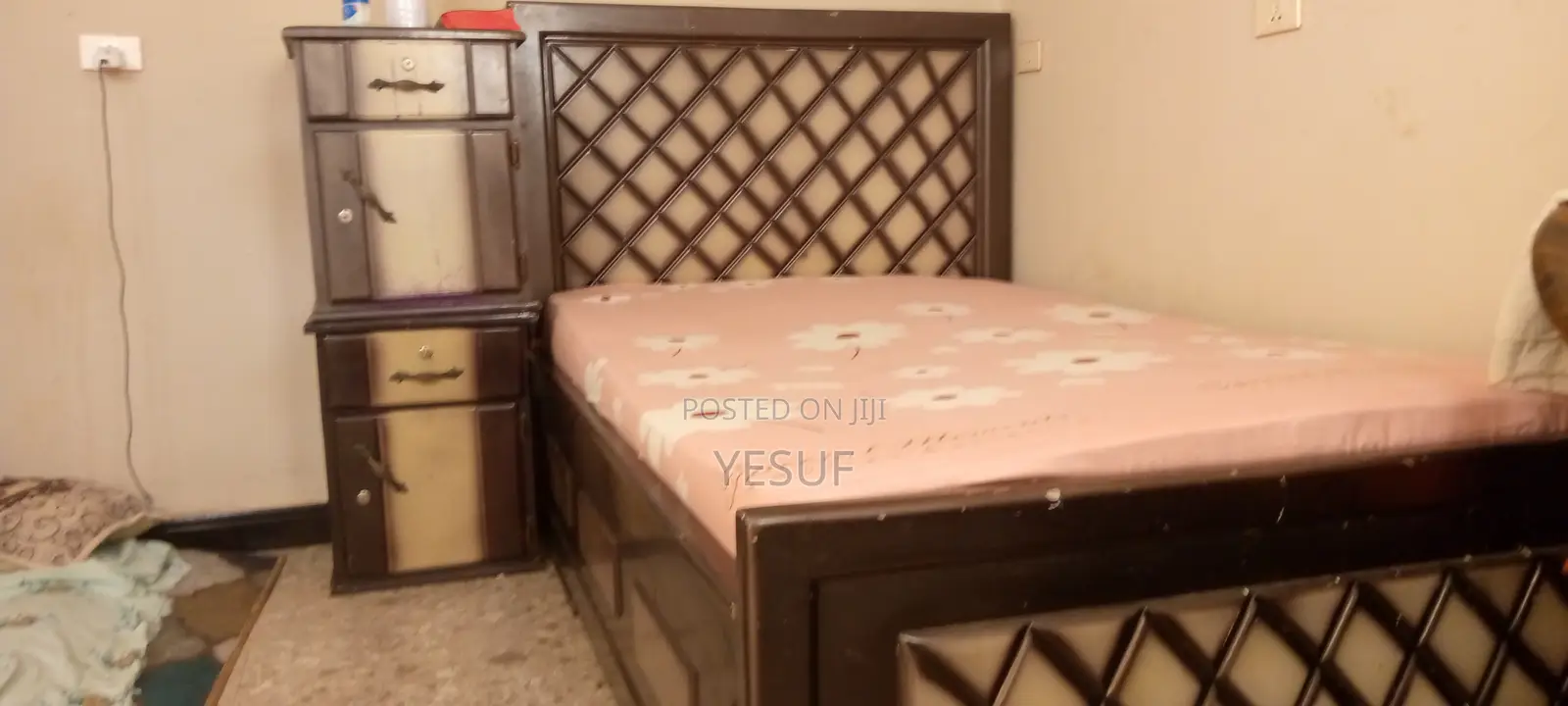 Bed | አልጋ ከሁለት ኮመዲኖ ጋር