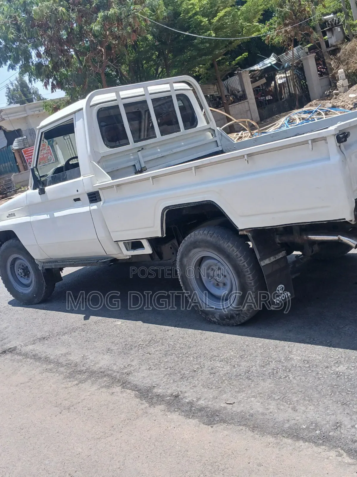 Toyota Land Cruiser 1989 White