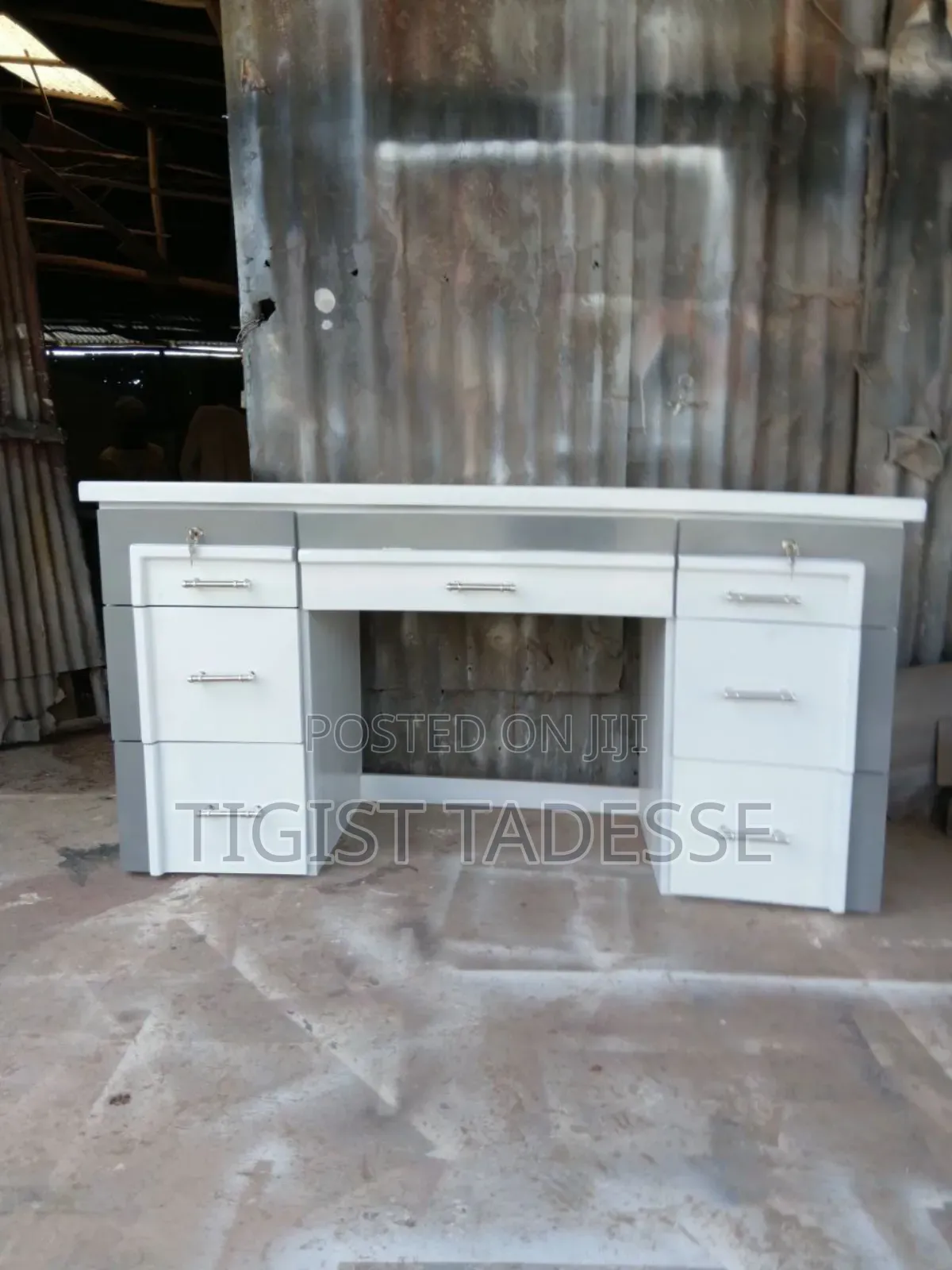 Dressing Table Made of HDF With Chair