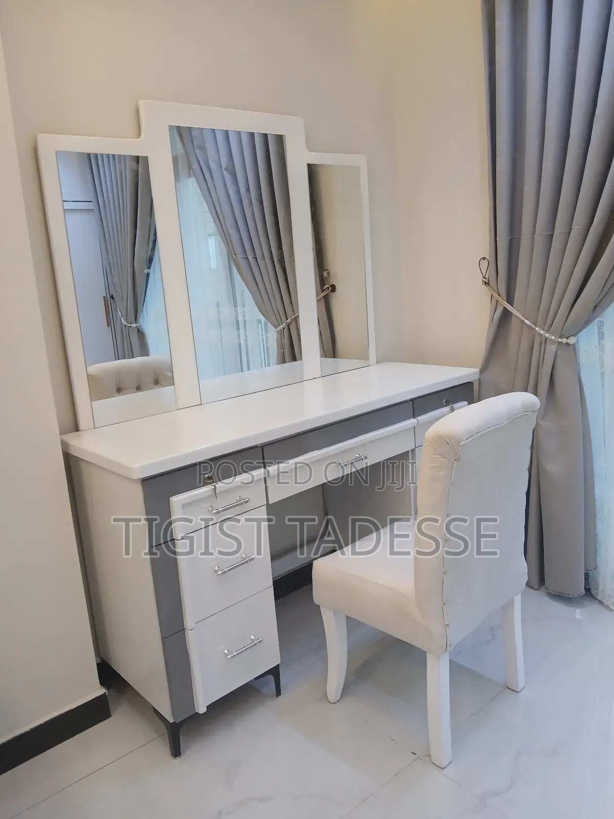 Dressing Table Made of HDF With Chair