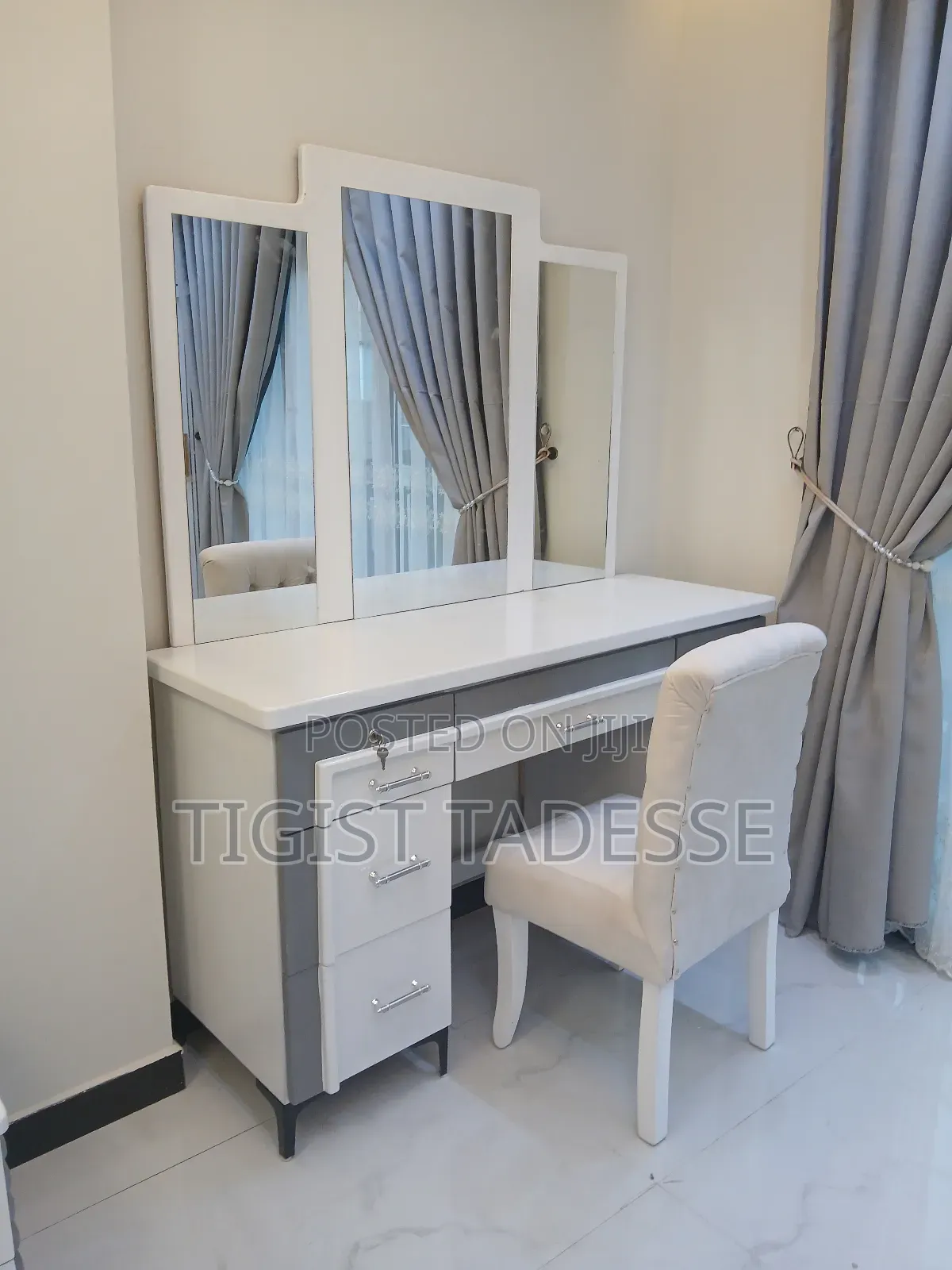 Dressing Table Made of HDF With Chair