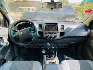 Toyota Hilux 2.5 D-4D 4X4 SRX 2012 White