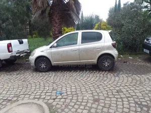 Toyota Vitz 2002 Silver