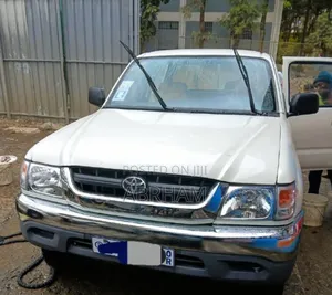 Toyota Hilux 2003 White