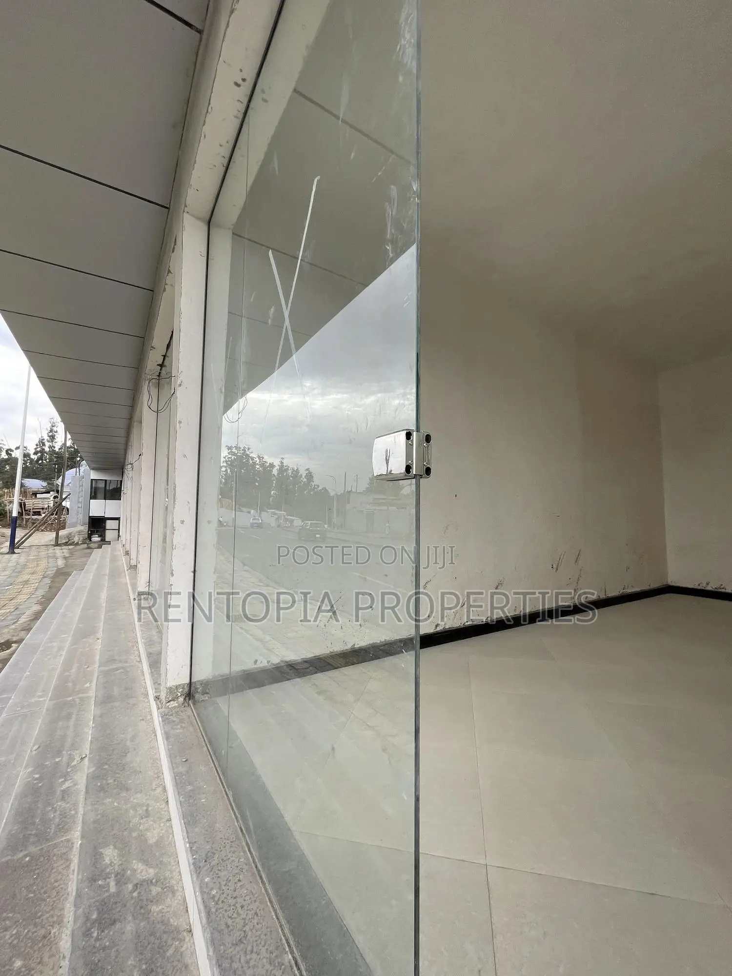 Commercial Space for Coffee Shop,Boutique for Rent!