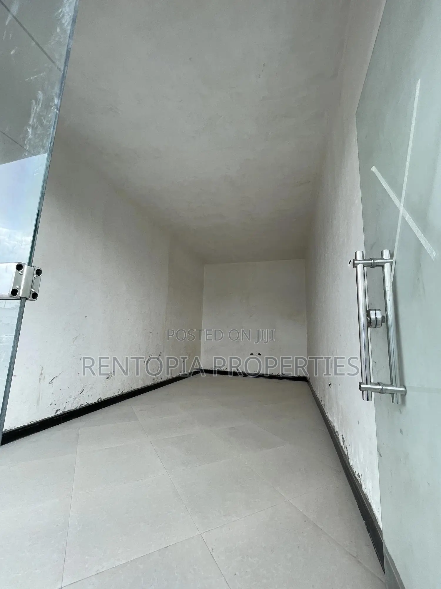 Commercial Space for Coffee Shop,Boutique for Rent!