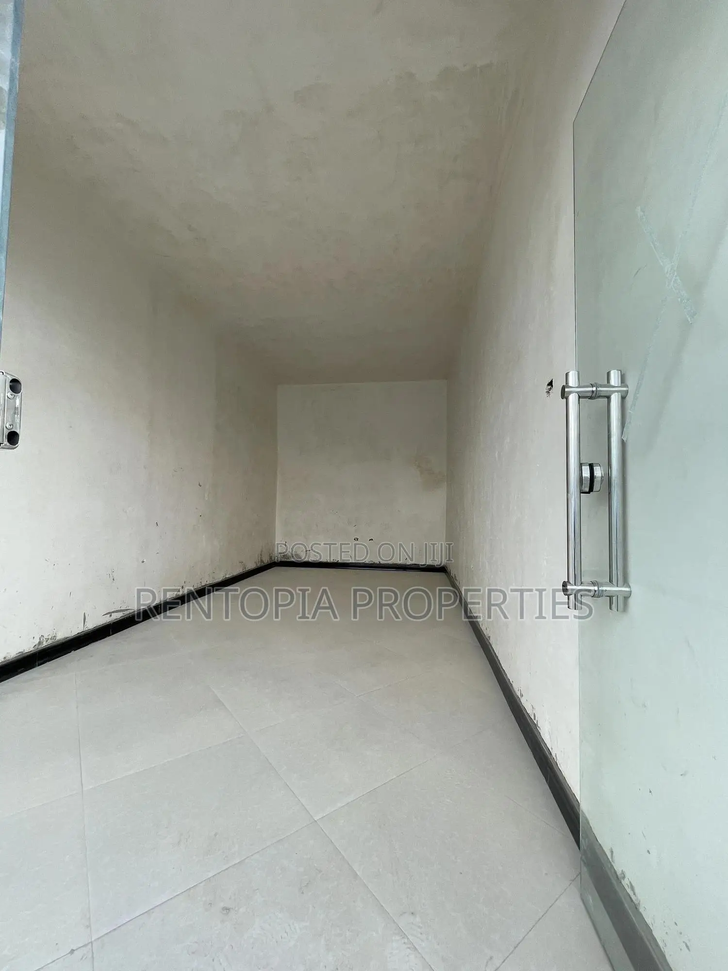 Commercial Space for Coffee Shop,Boutique for Rent!