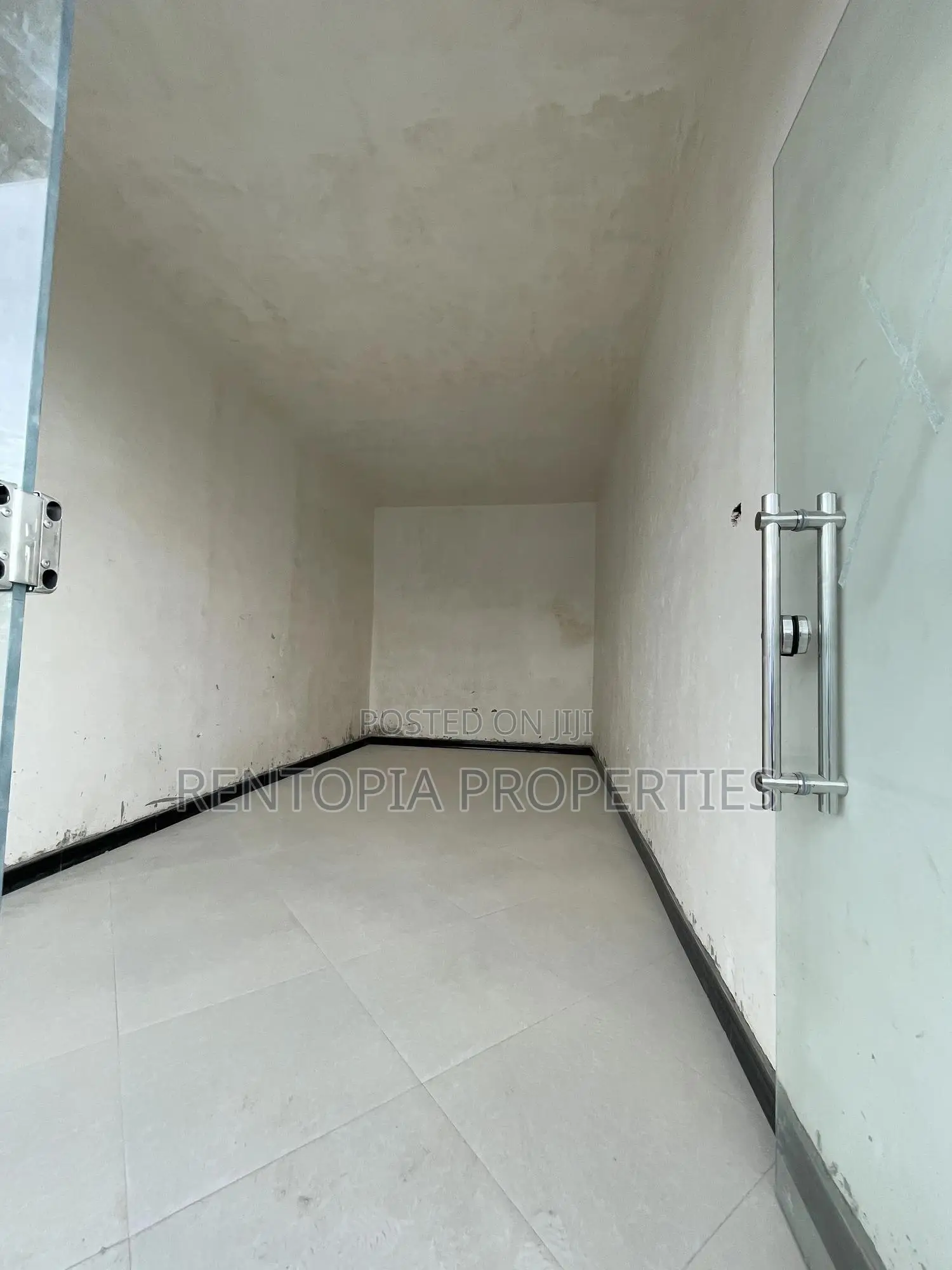 Commercial Space for Coffee Shop,Boutique for Rent!