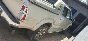 Toyota Hilux 2013 Gold