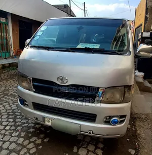 Toyota HiAce 2004 White