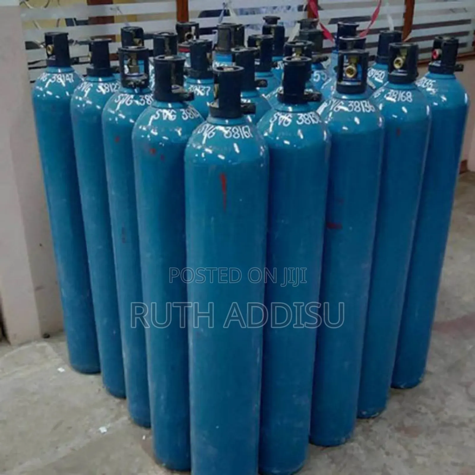 Seamless Steel Oxygen Gas Cylinders, Often Utilized for Both Industria