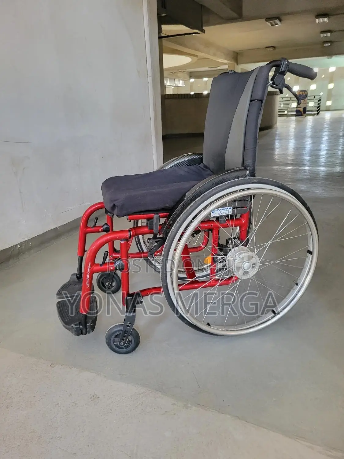 European Wheelchair愎回 With a Silver-Colored Frame And