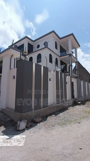 4bdrm House in 105, Adama for sale
