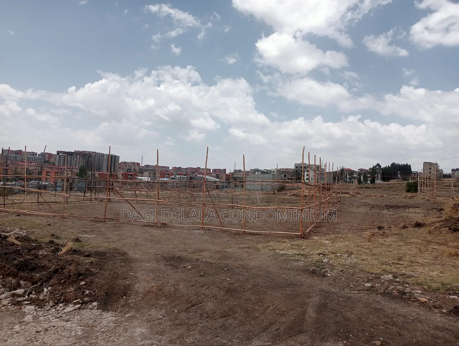 የሚሸጥ 150 ካሬ መሬት