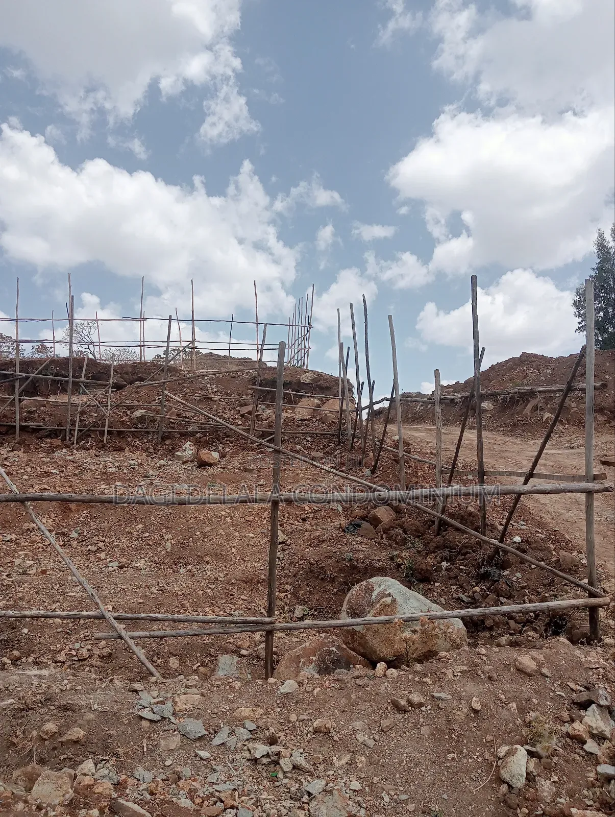 የሚሸጥ 150 ካሬ መሬት
