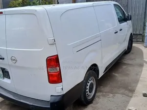 Toyota HiAce 2021 White