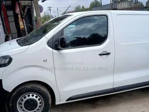 Toyota HiAce 2021 White