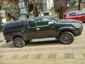 Toyota Hilux 2014 Maroon