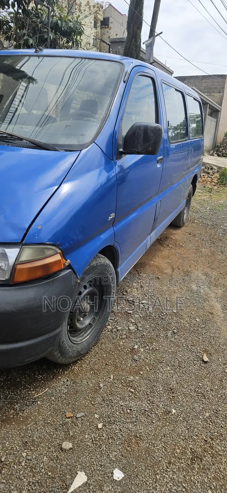 Toyota HiAce 2000 Blue