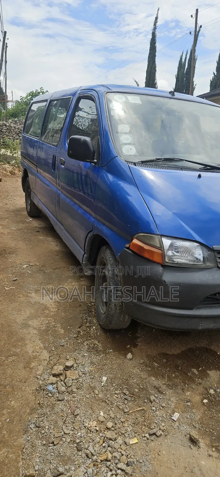 Toyota HiAce 2000 Blue