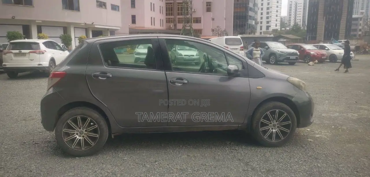 Toyota Yaris 2012 Gray