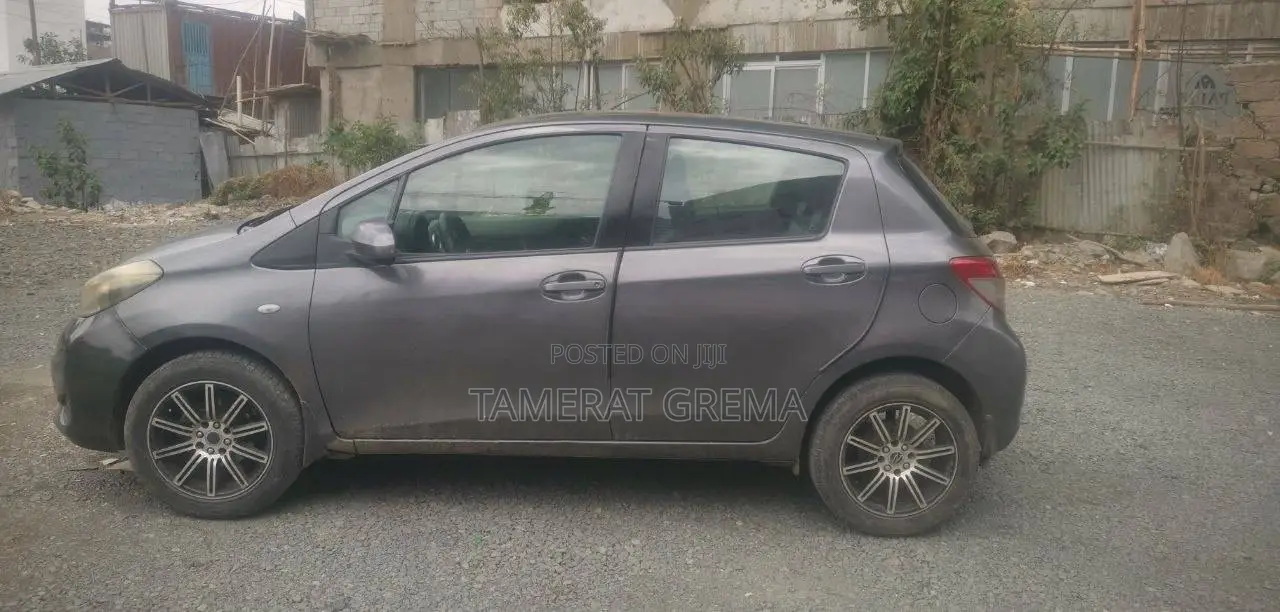 Toyota Yaris 2012 Gray