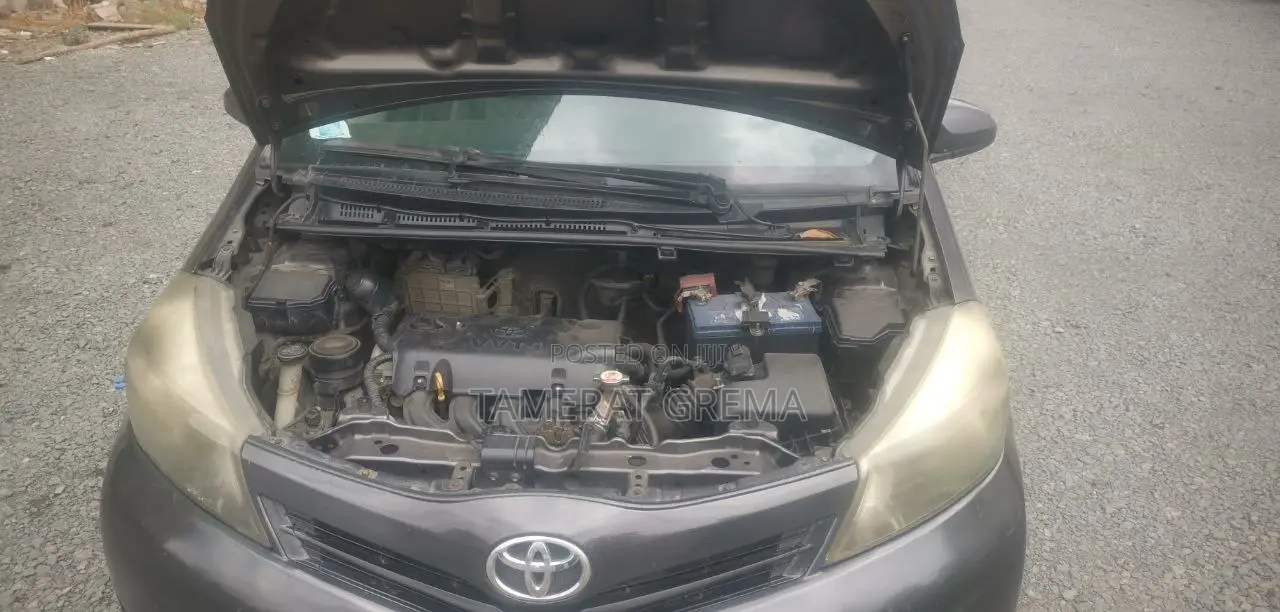 Toyota Yaris 2012 Gray