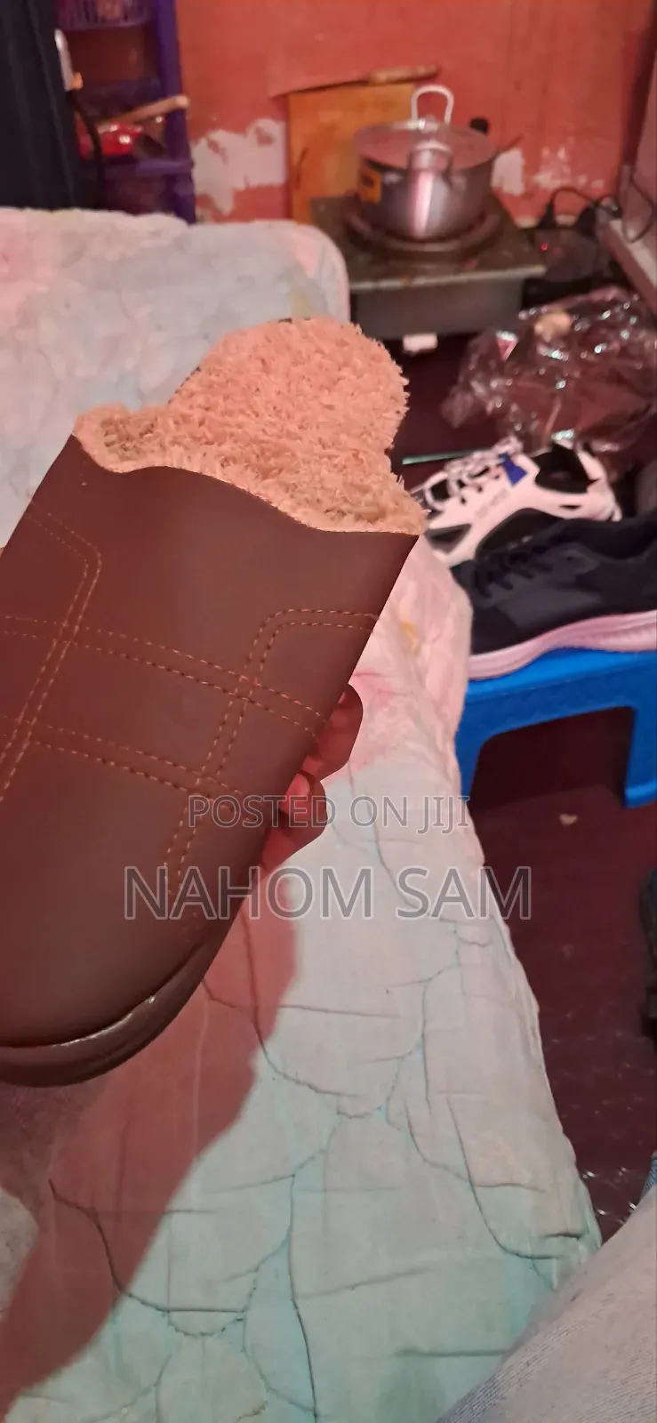 ነጠላ ጫማ Sandals
