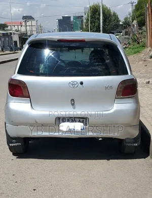 Toyota Vitz 2000 Silver