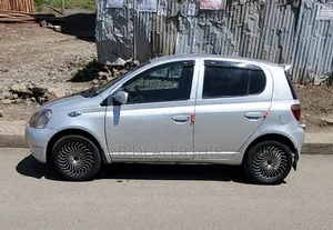 Toyota Vitz 2000 Silver