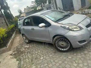 Toyota Yaris Base Sedan 4dr 2010 Purple