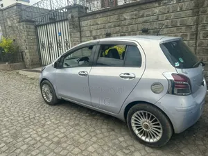 Toyota Yaris Base Sedan 4dr 2010 Purple