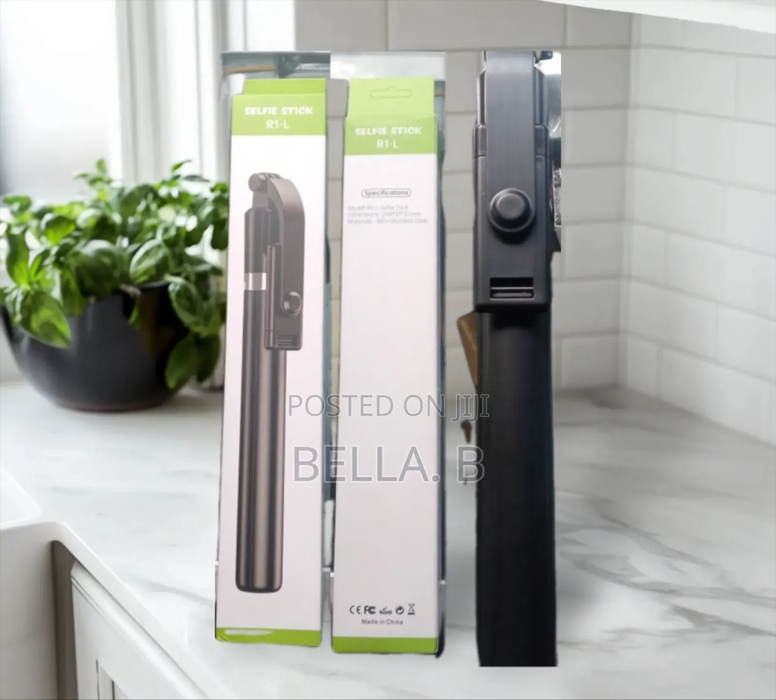 R1-L Selfie Stick – Take Better Group Photos
