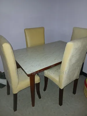 "ዘመናዊ የሶፋ ስብስብ እና የምግብ ጠረጴዛ"