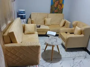 "ዘመናዊ የሶፋ ስብስብ እና የምግብ ጠረጴዛ"