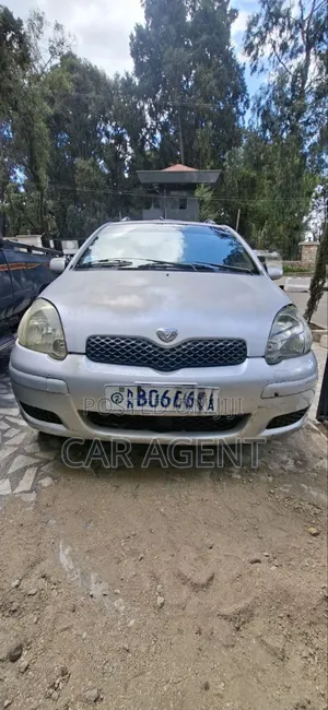 Toyota Vitz 2004 Silver