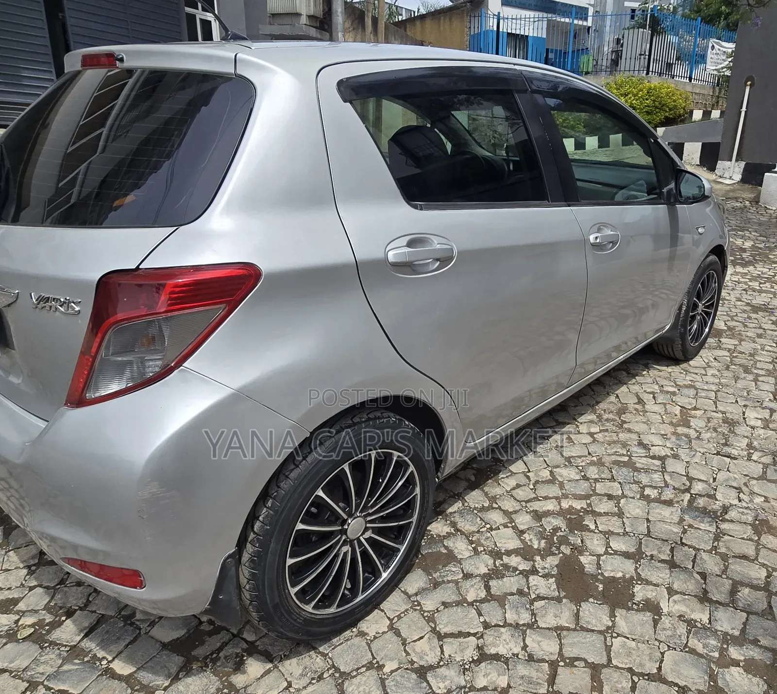 Toyota Yaris LE Hatchback 5dr 2012 Silver