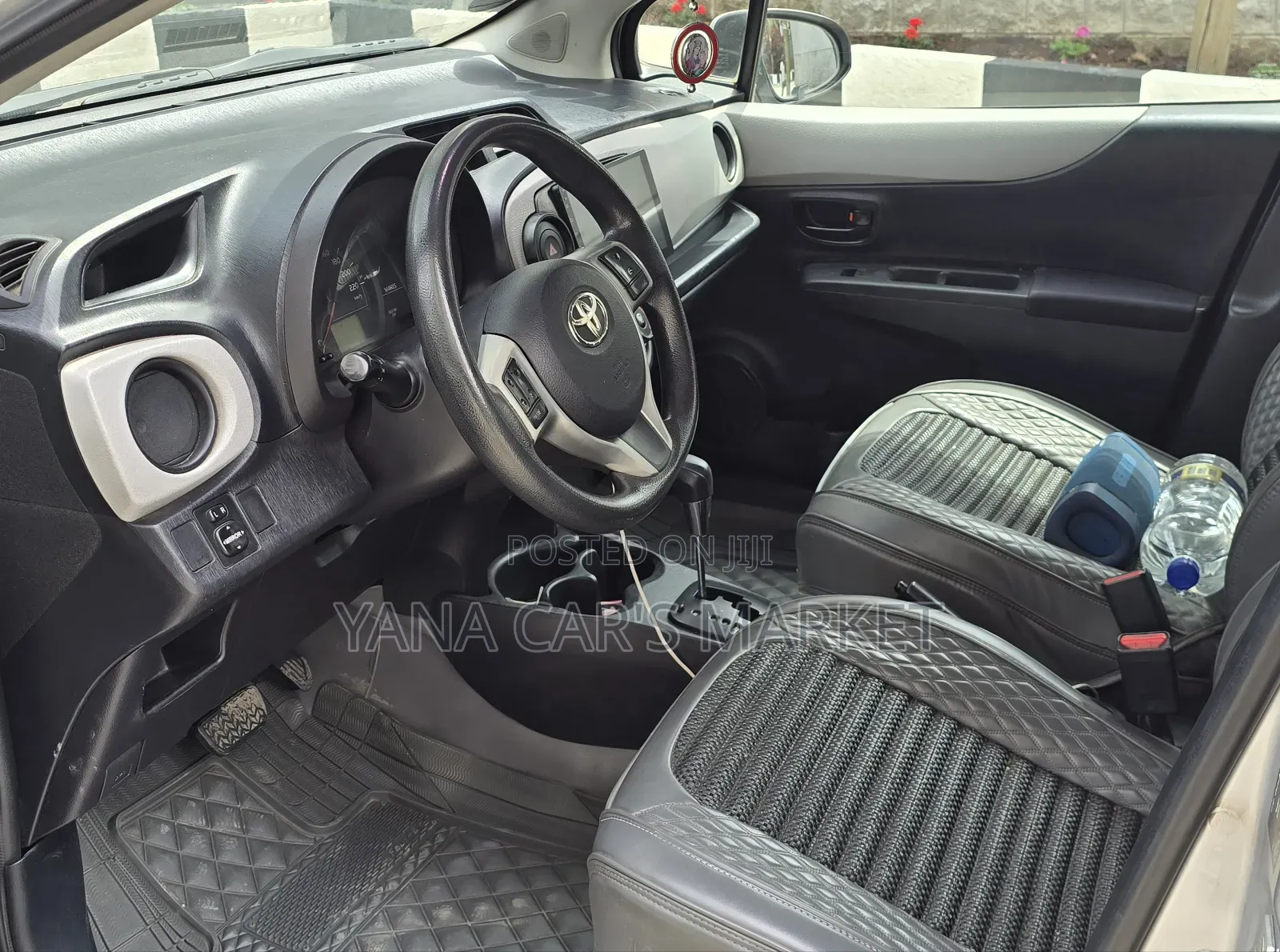 Toyota Yaris LE Hatchback 5dr 2012 Silver