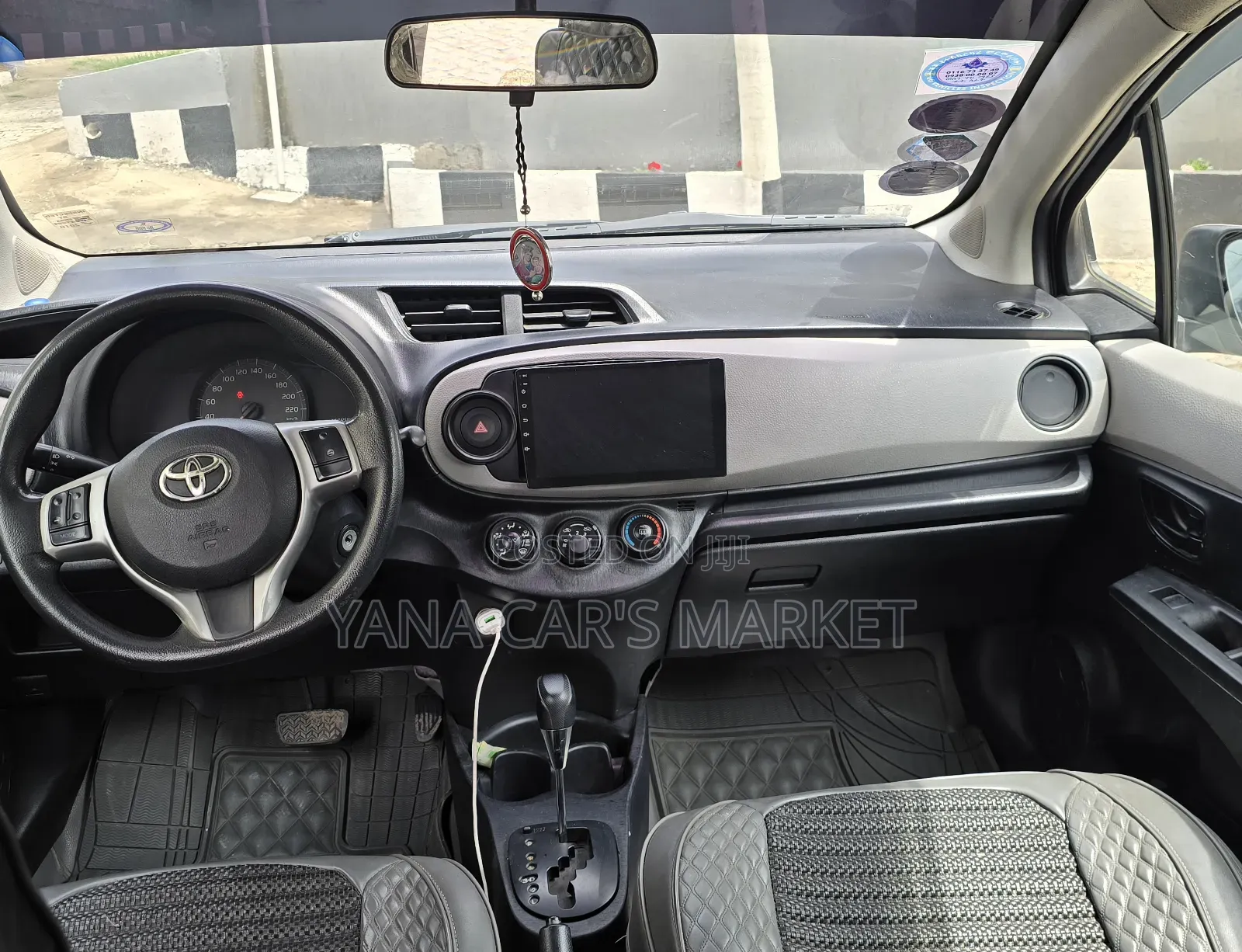 Toyota Yaris LE Hatchback 5dr 2012 Silver