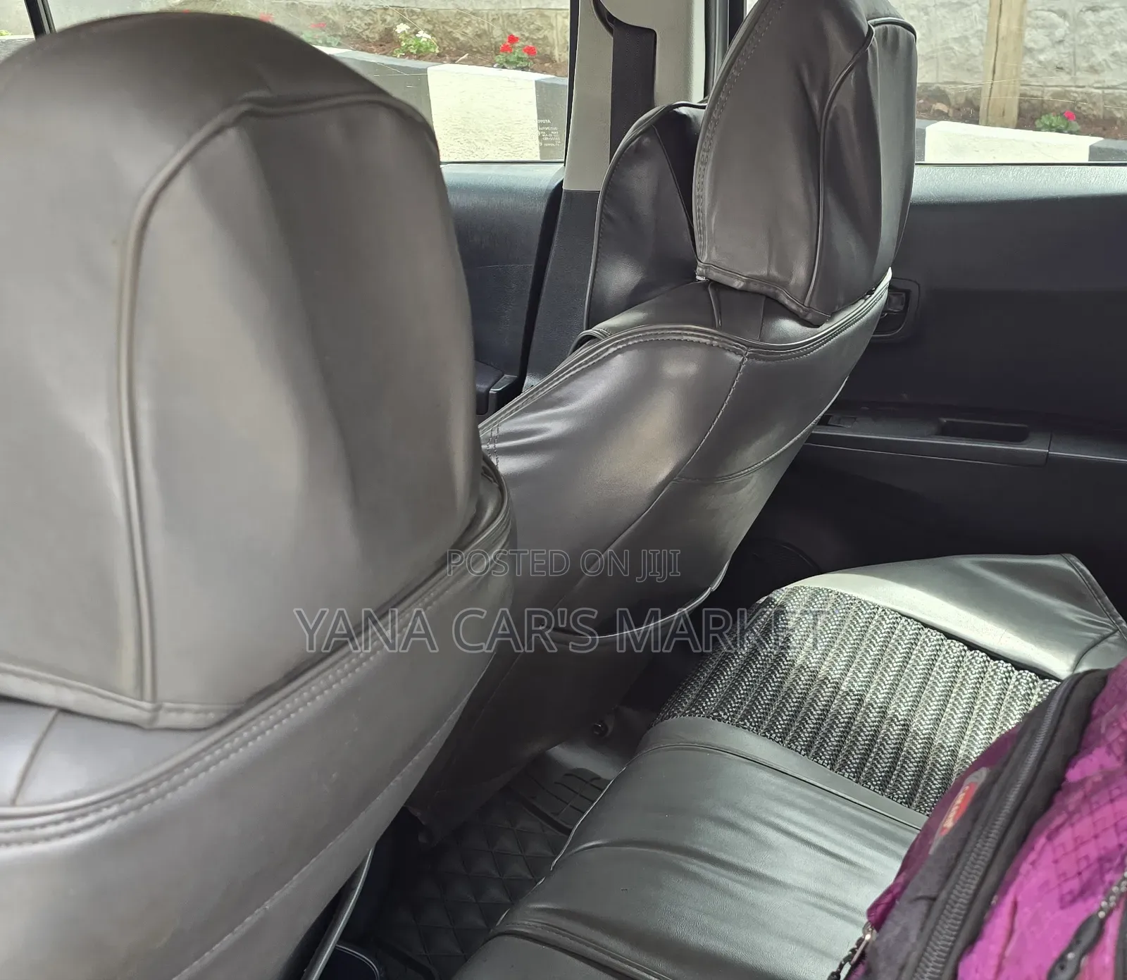 Toyota Yaris LE Hatchback 5dr 2012 Silver