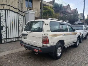 Toyota Land Cruiser 2005 White
