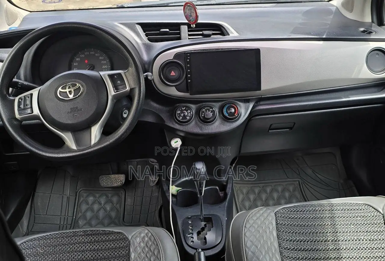 Toyota Yaris 2012 Silver