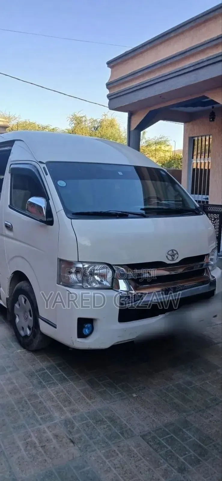 Toyota HiAce 2013 White