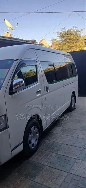 Toyota HiAce 2013 White