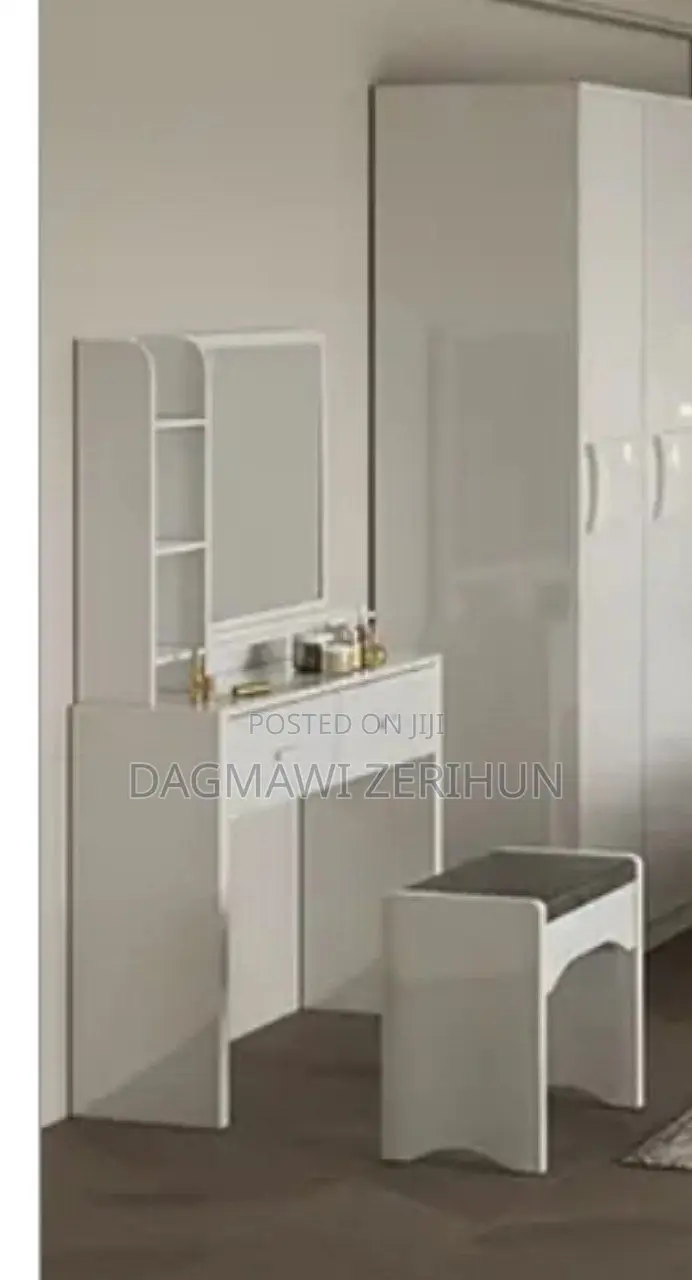 Dressers Withn Chair