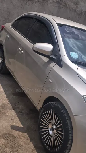 Toyota Yaris 2016 Gold