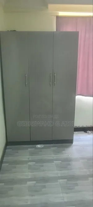 ባለ ሶስት ተከፋች ቁም ሳጥን