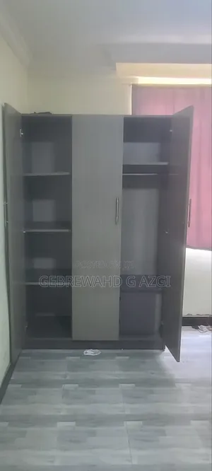 ባለ ሶስት ተከፋች ቁም ሳጥን