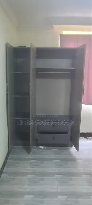 ባለ ሶስት ተከፋች ቁም ሳጥን
